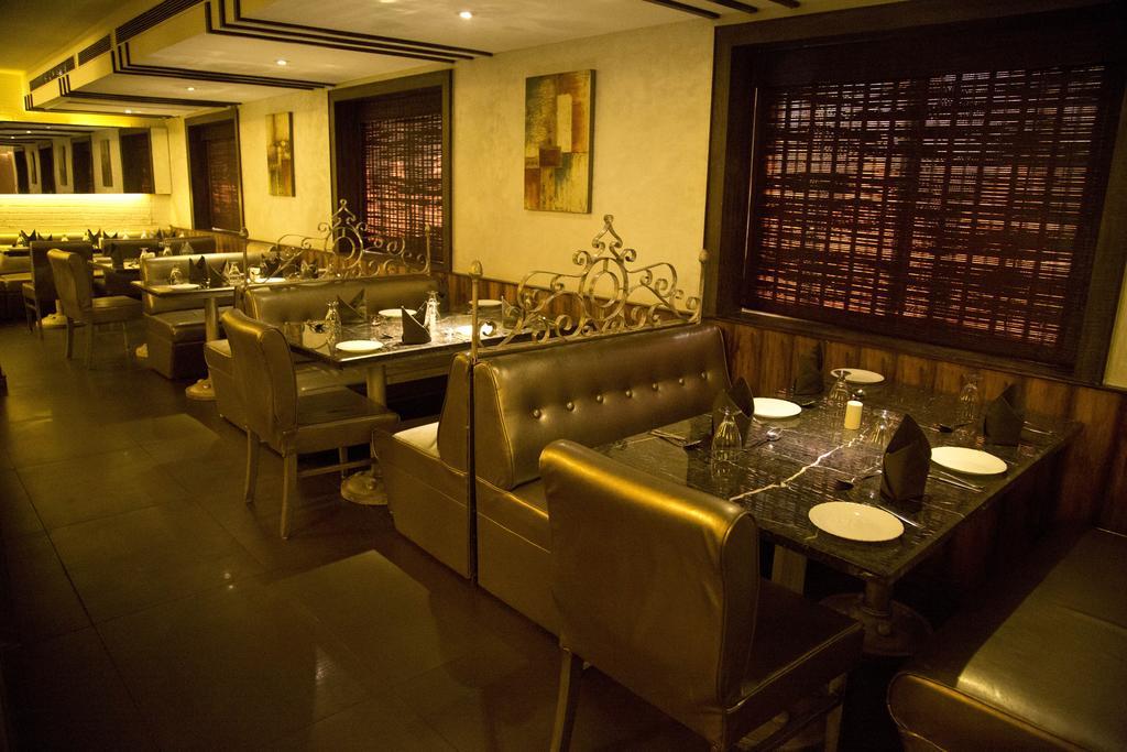 The Rajshahi Palace Hotel Indore Buitenkant foto