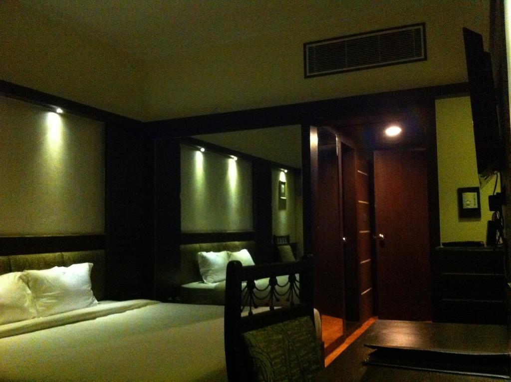 The Rajshahi Palace Hotel Indore Kamer foto